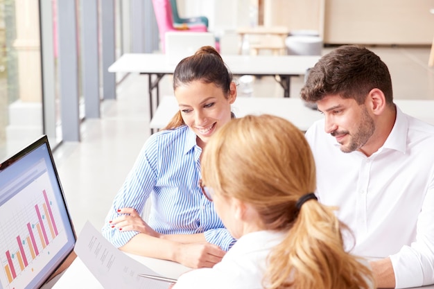 Команда обсуждает цифры